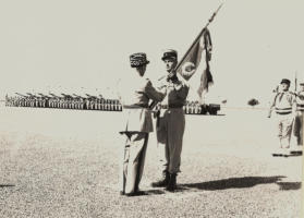Juillet 1960. Le lt-colonel de La Chapelle reçoit l'étendard du 1er REC 