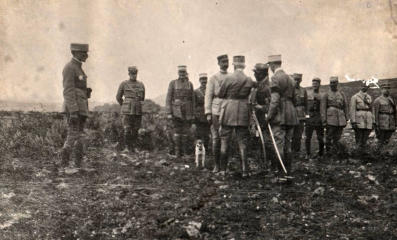 Maroc 1920 lors du combat de Kessarah, le Maréchal Lyautey lui remet la croix d'officier de la Légion d'honneur.