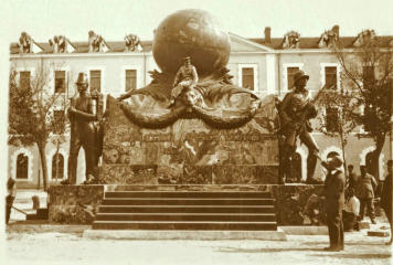 Le Lt-cnl Maire a délimité sur la mappemonde, du monument aux morts de la Légion étrangère, les pays où la Légion a combattu de 1831 à 1931.