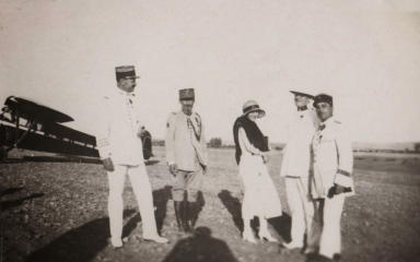 Aérodrome de Saïda juillet 1932. Le général et madame Rollet